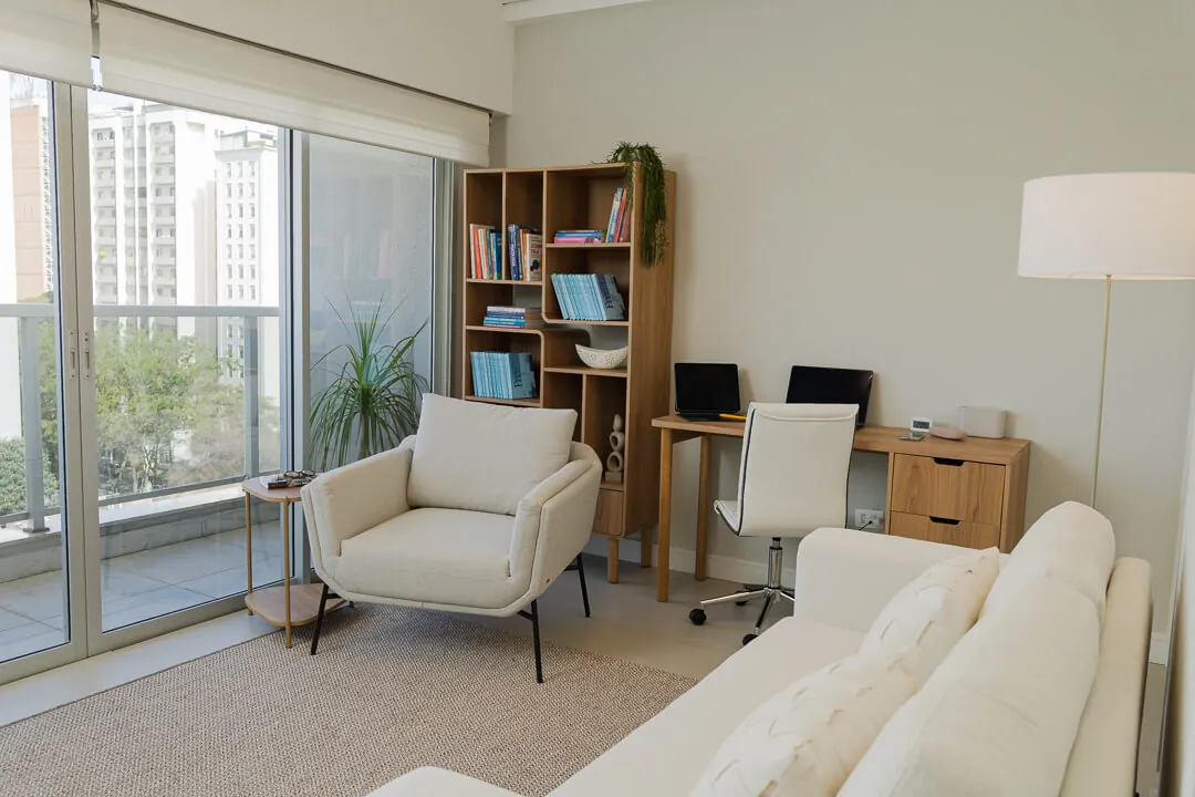 Sala de atendimento com vista para a sacada e luz natural